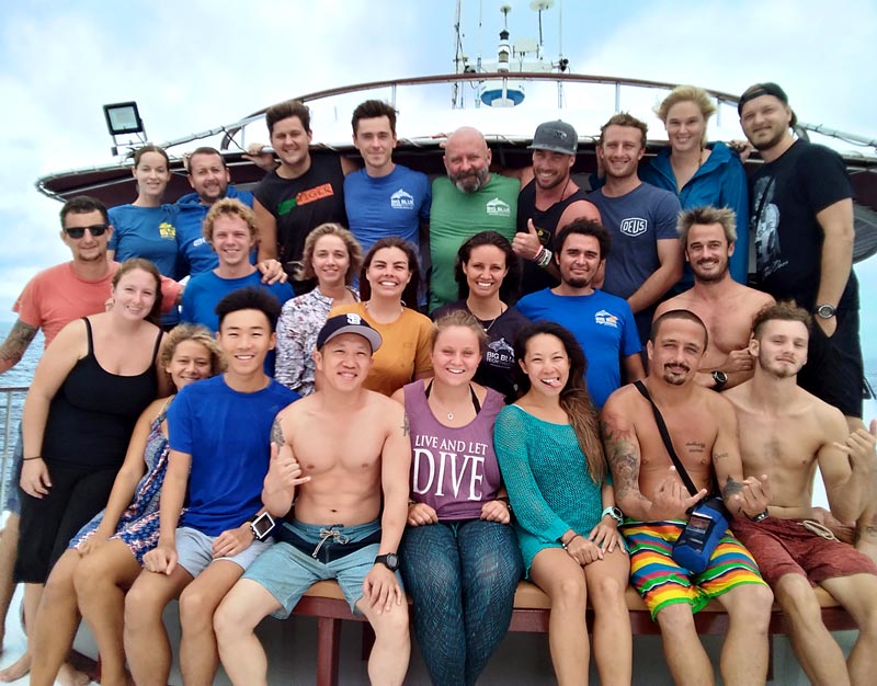 photo de groupe sur le MV Hallelujah, croisières plongée aux îles Similan big blue diving khao lak