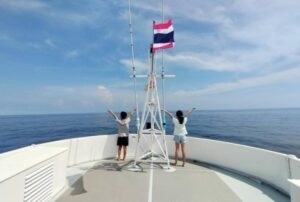 2 kids waving in excitement at the sea